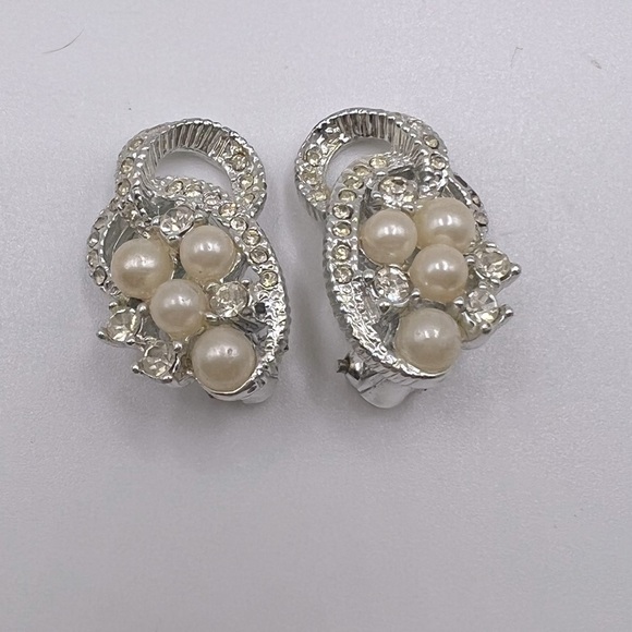 VINTAGE Faux Pearl and Rhinestone Silver‎ Tone Clip On Earrings - Picture 1 of 8